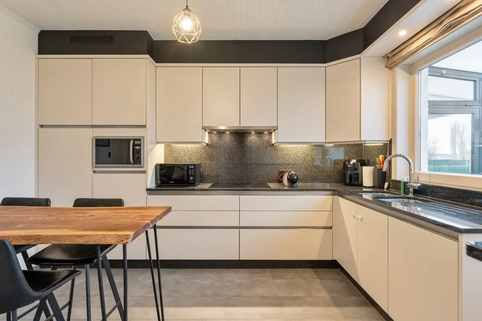 Instapklare woning met 3 slaapkamers, veranda en tuin met open zicht op de weides. foto 9