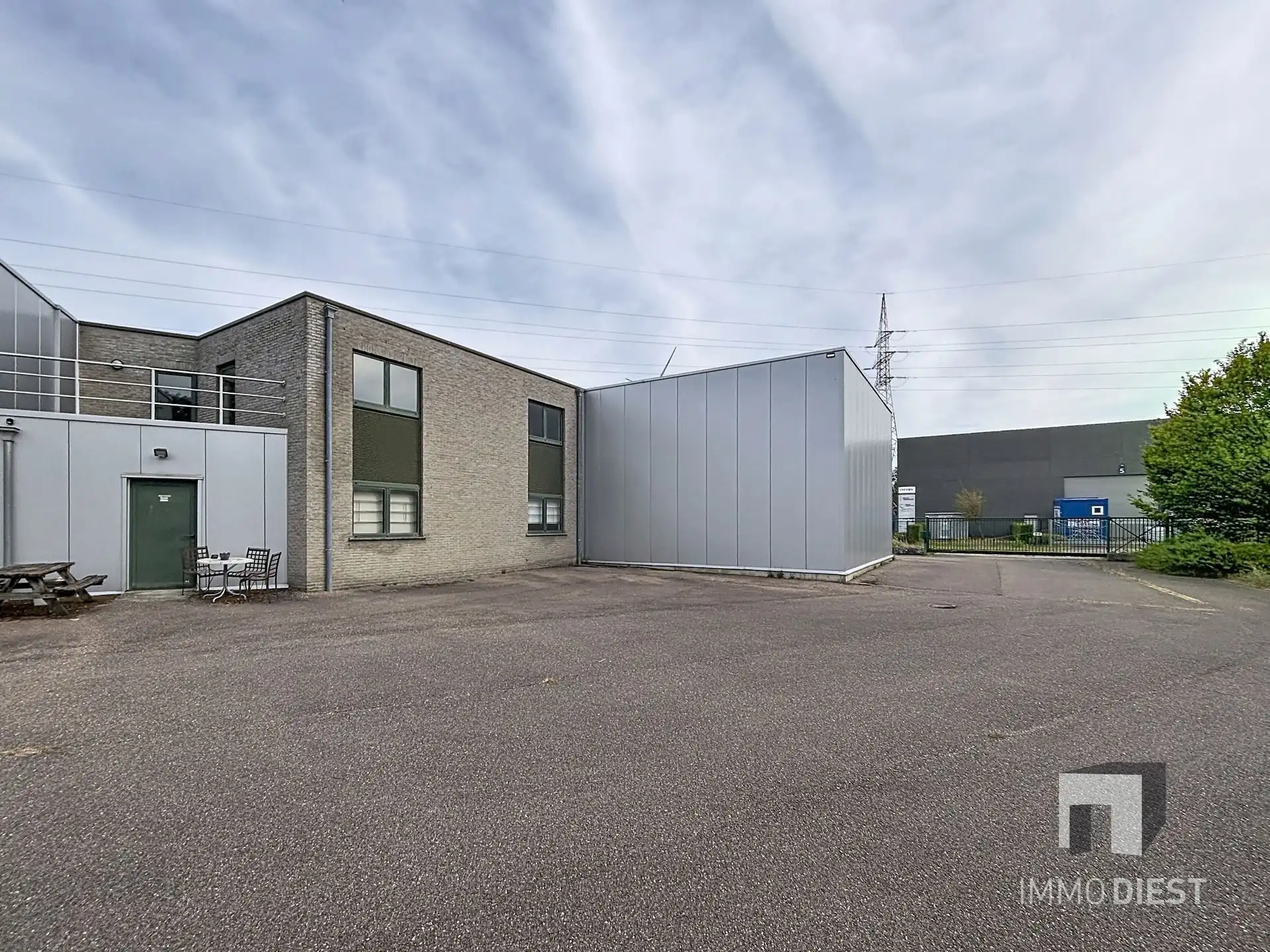 Magazijn met bureel op triple A-locatie foto 16