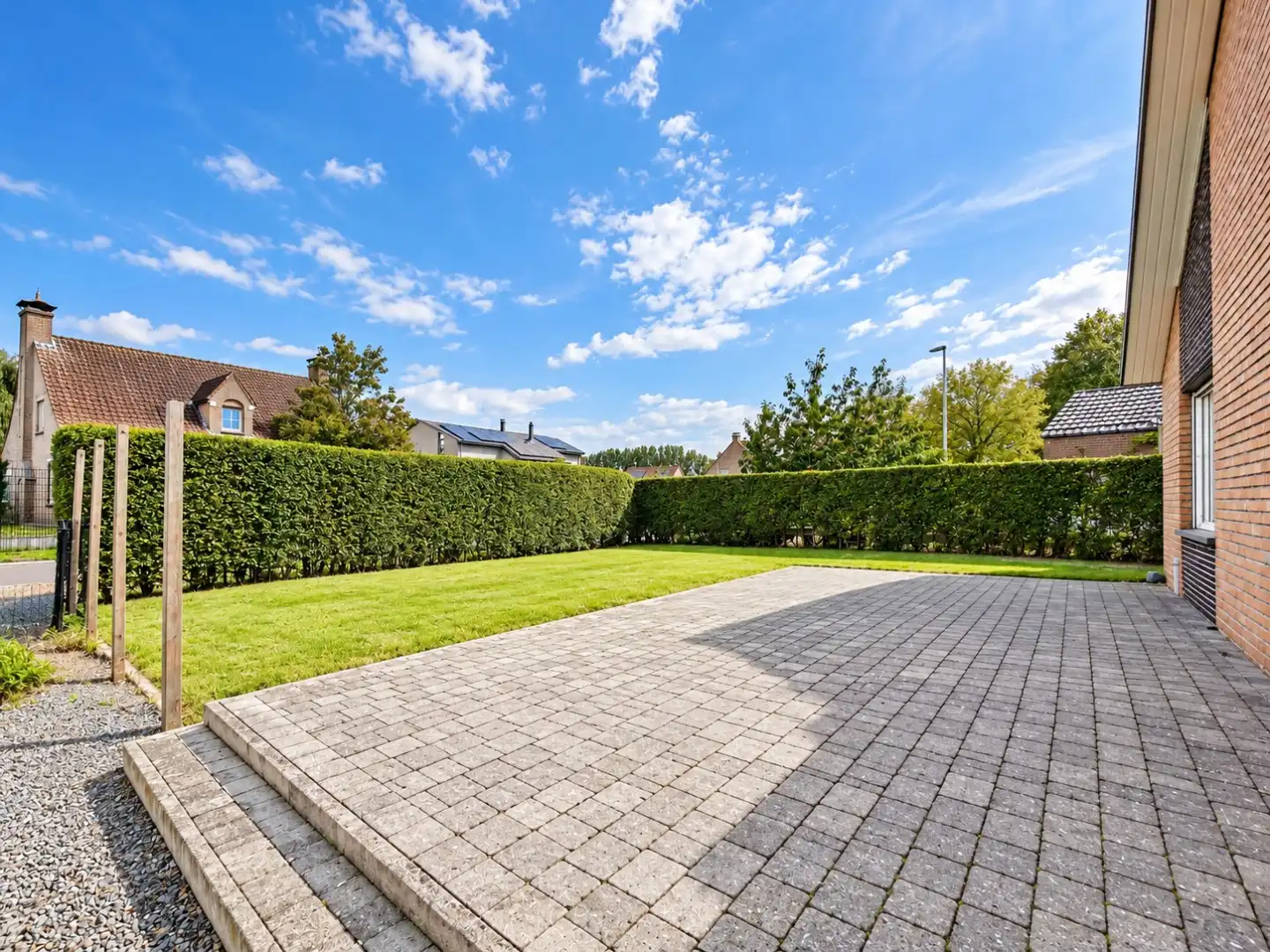 Ruime bungalow met tuin en 2 garages foto 5
