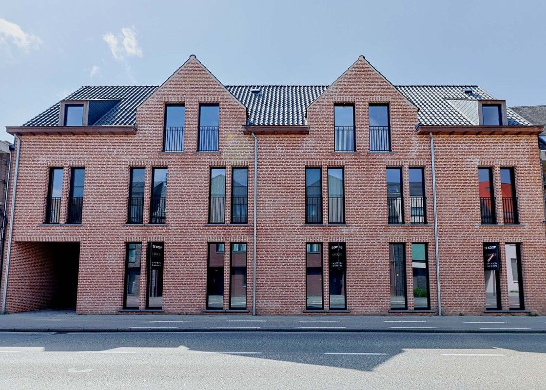 Super interessant gelegen gelijkvloersappartement met 1 slaapkamer, kelderberging en staanplaats met zicht op woonerf. foto {{pictureIndex}}