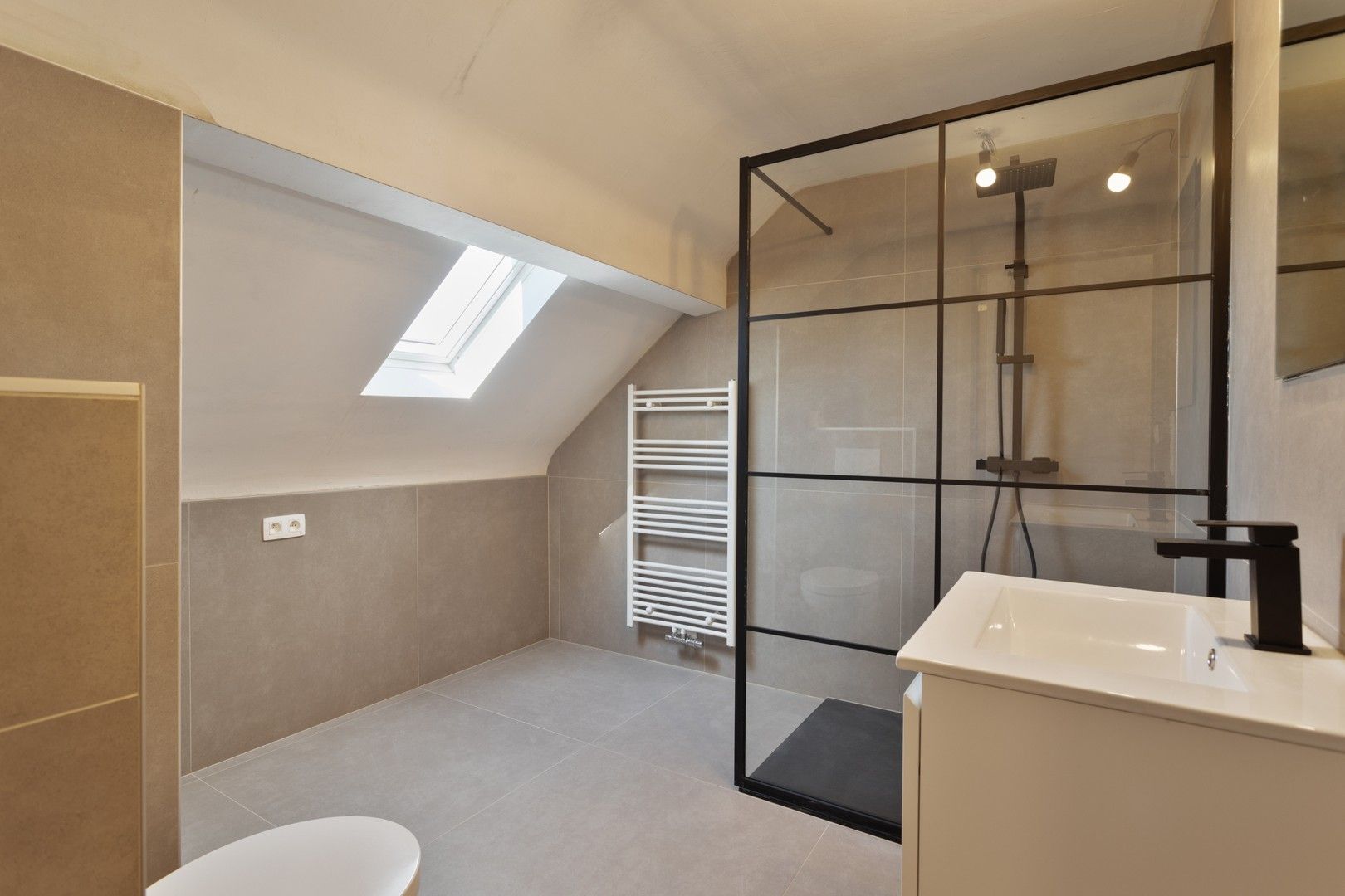 Recent gerenoveerde woning met groen zicht in Ruiselede foto 18
