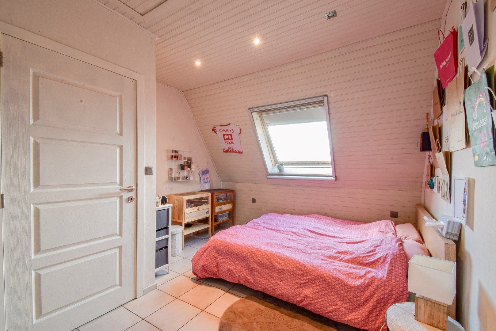 Rustig gelegen halfopen gezinswoning met ruime tuin en garage foto 14