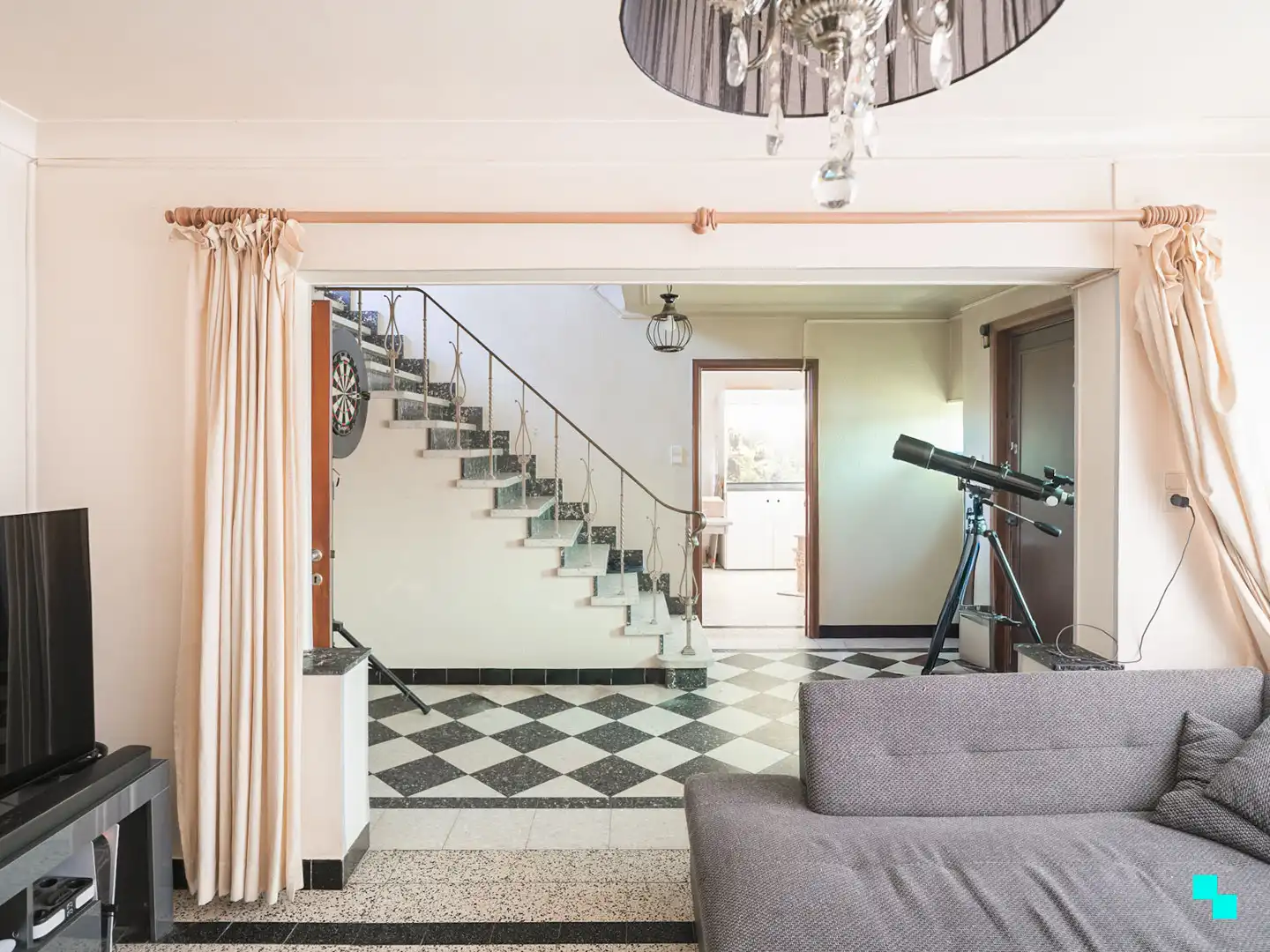 Renovatieproject met uitgestrekte tuin in groene omgeving foto 4