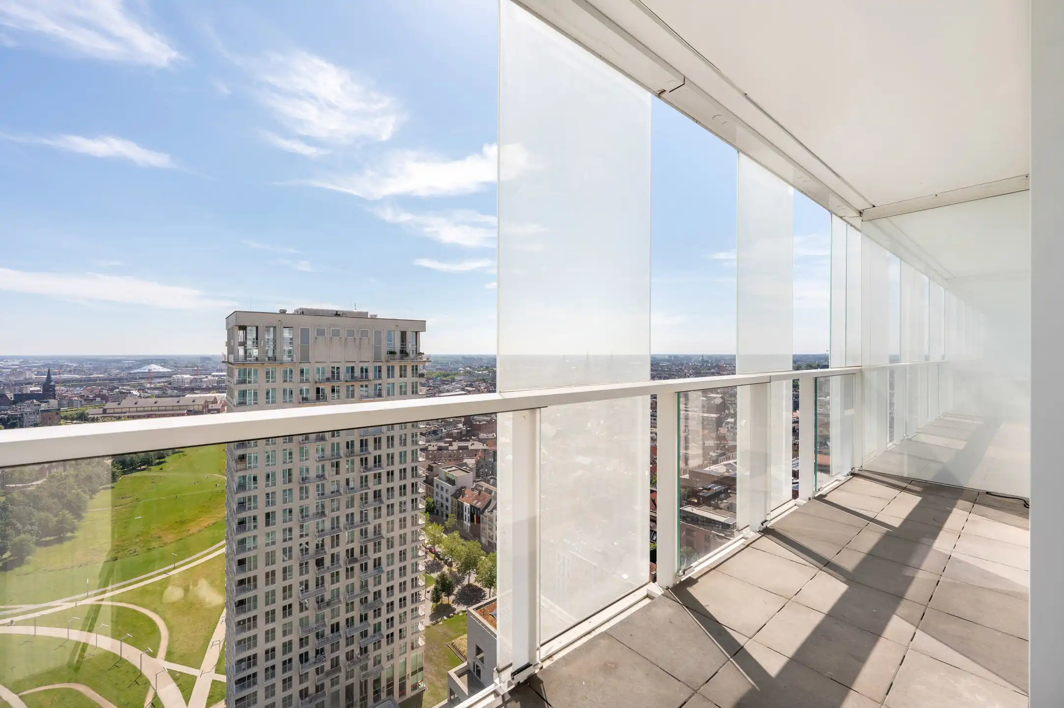 Lichtrijk appartement met terras en EPC A foto 2