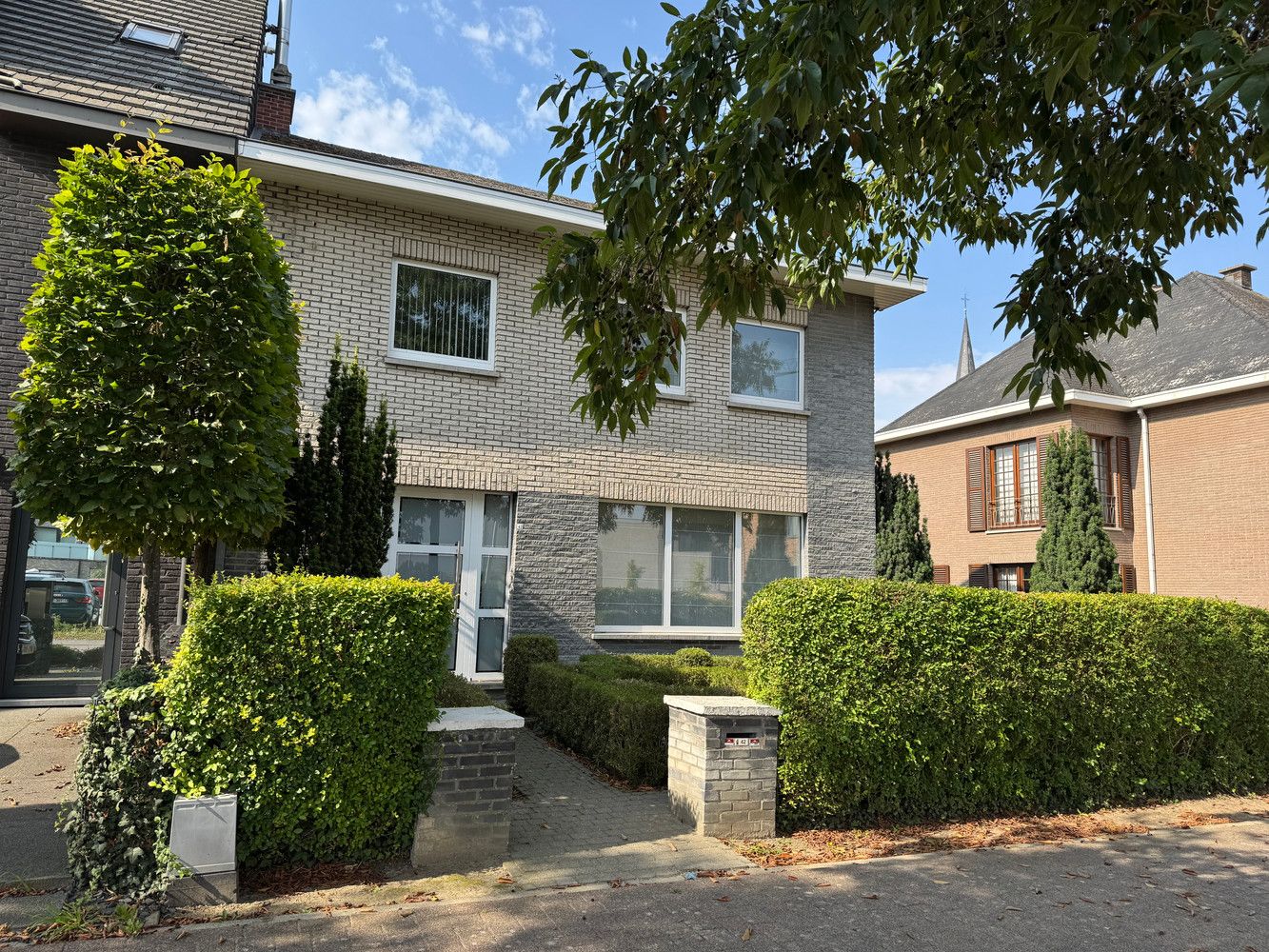 Goed verzorgde halfopen woning met 3 slaapkamers foto 2