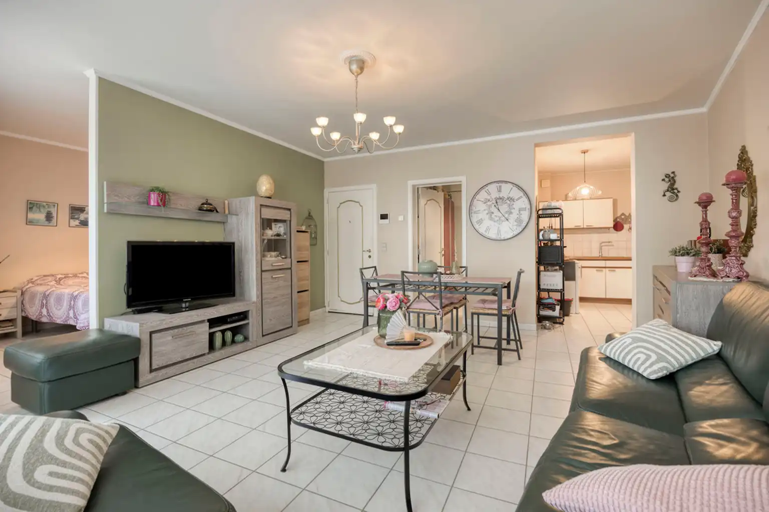 1-slaapkamerappartement met terras en overdekte staanplaats foto 4