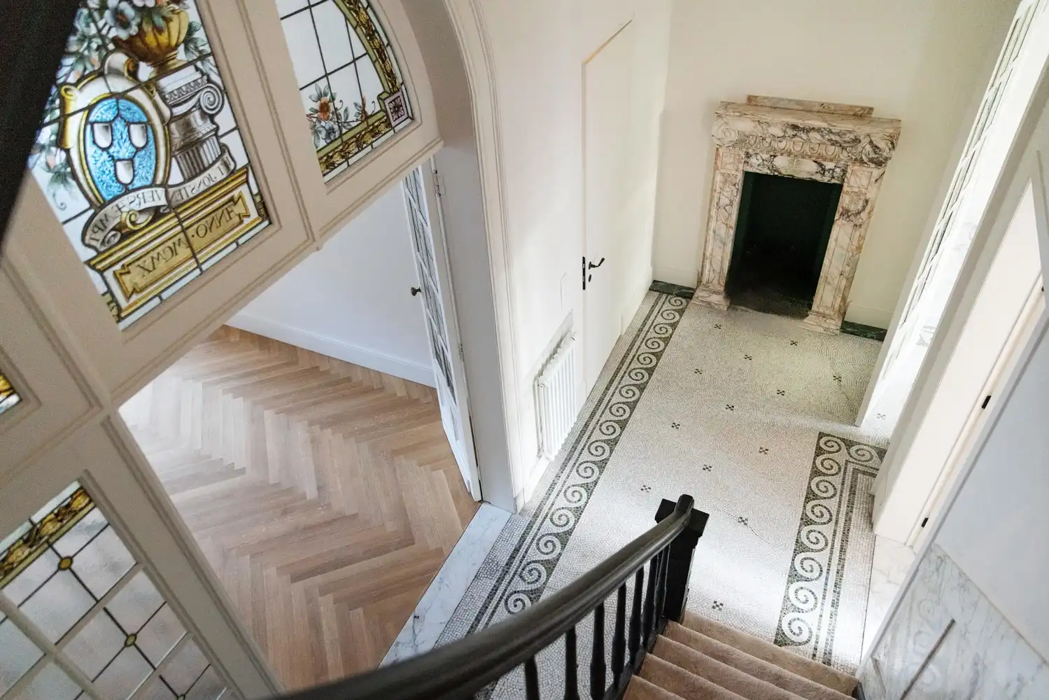 Prestigieuze en totaalgerenoveerde herenwoning. foto 3