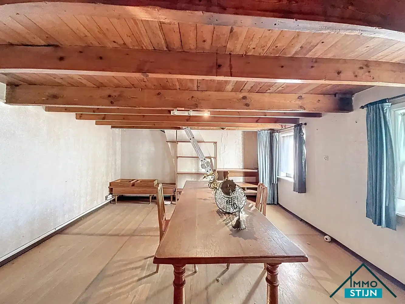 Ruime te renoveren woning met veel potentieel foto 15