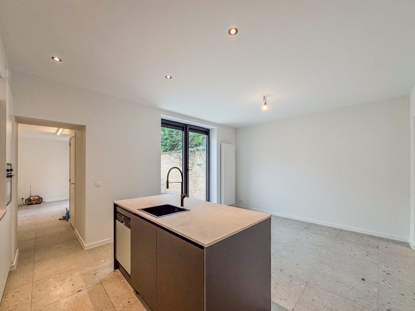 Gerenoveerde woning met 3 slaapkamers en gezellig stadstuintje. foto 3