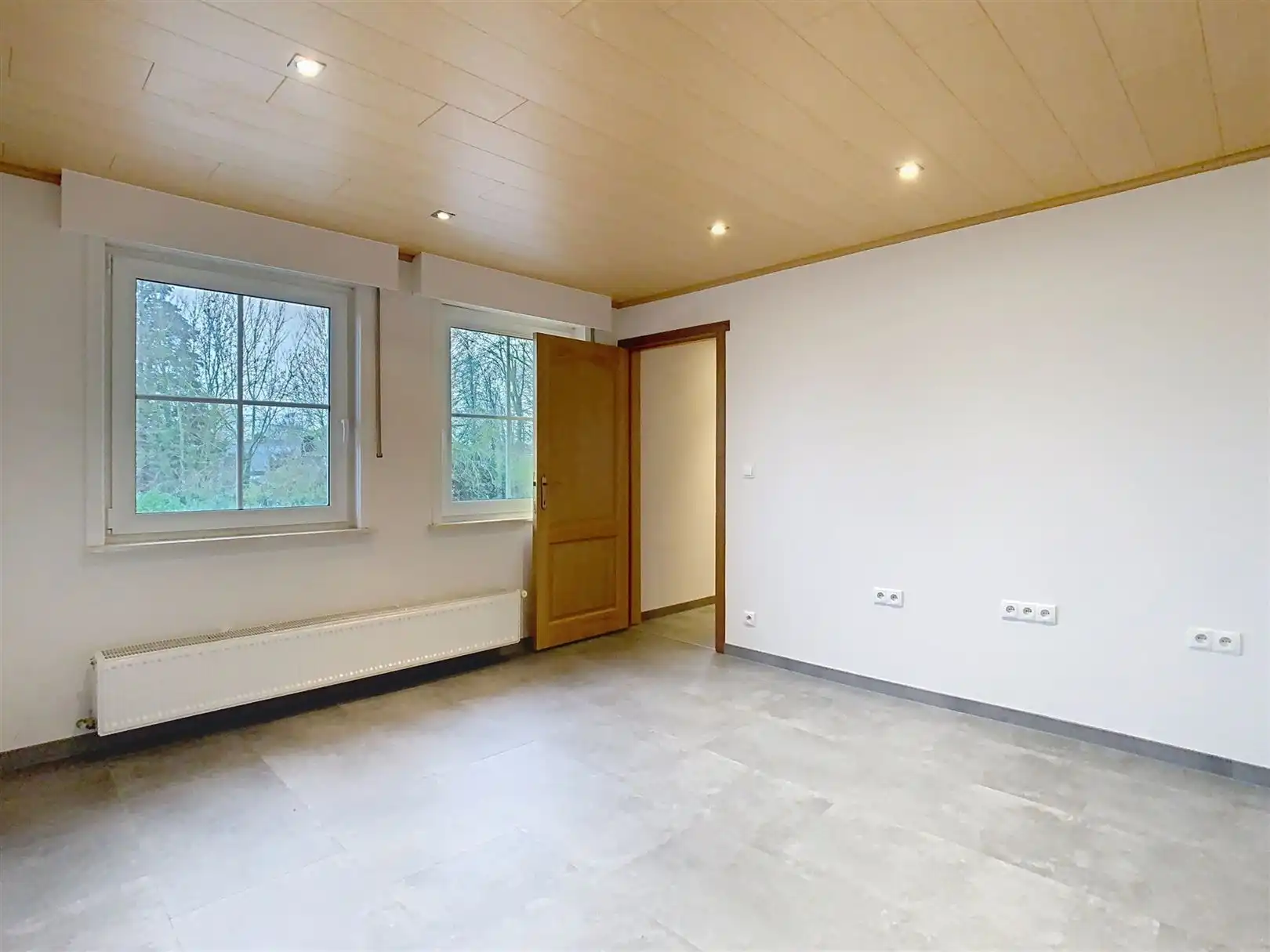 RUIME VILLA MET 4 SLPK EN MOOIE TUIN foto 10