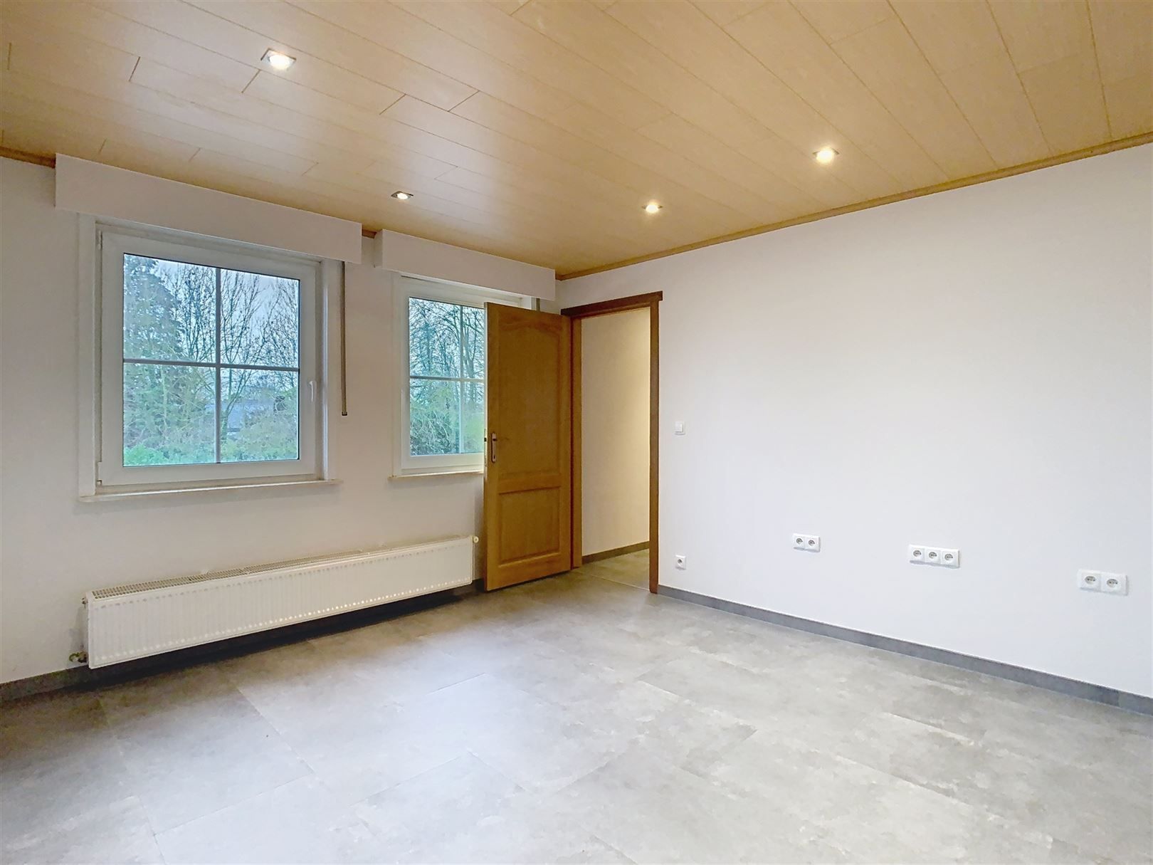 RUIME VILLA MET 4 SLPK EN MOOIE TUIN foto 10