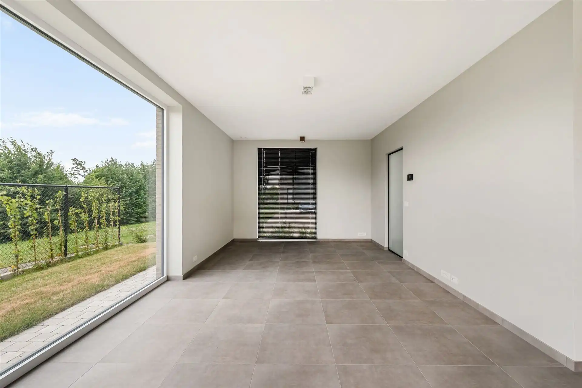 Topgelegen grote woning met 4 slk, omheinde tuin en garage. foto 8
