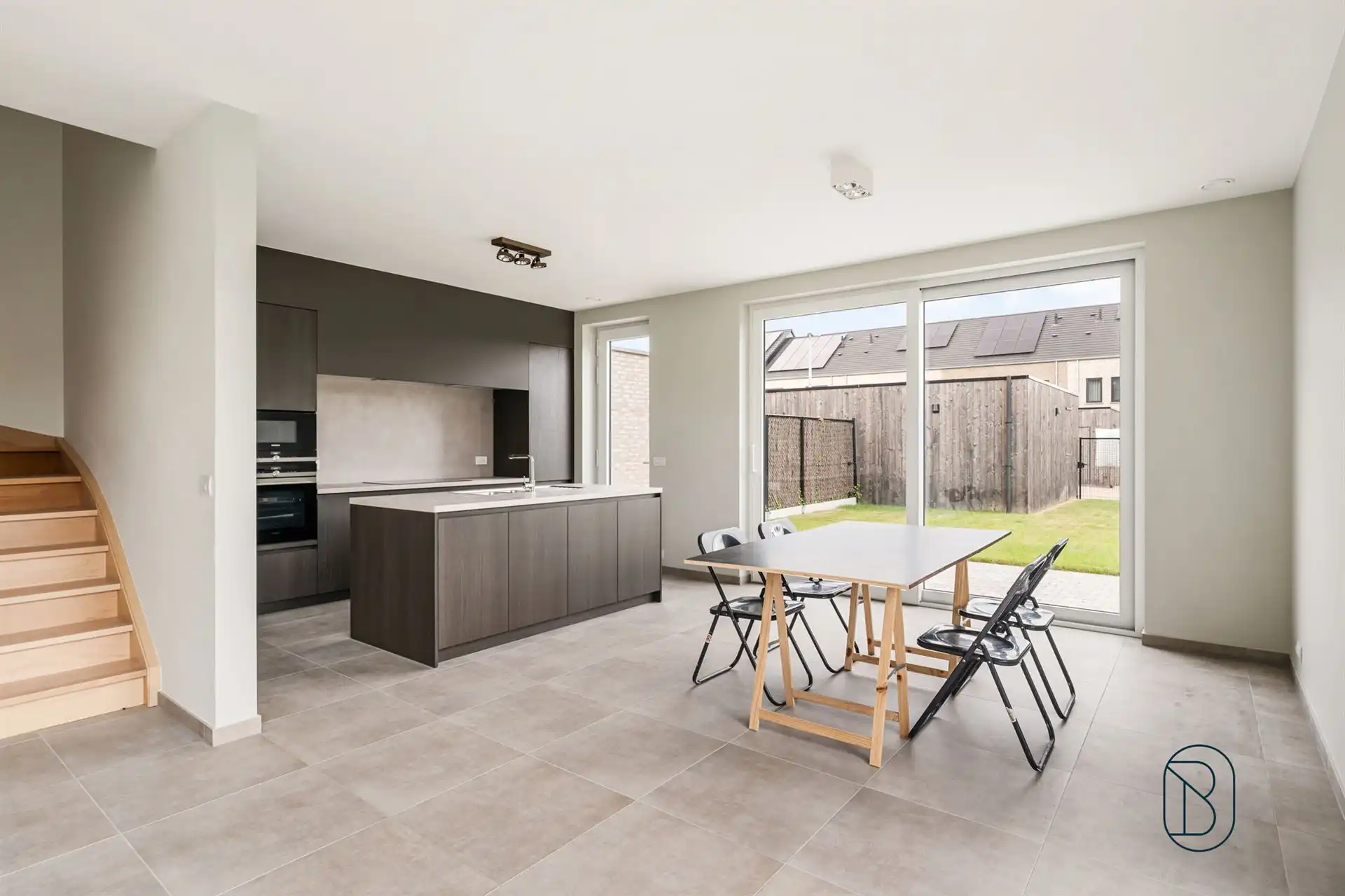 Recente halfopen bebouwing met 4 slaapkamers, tuin en garage foto 17