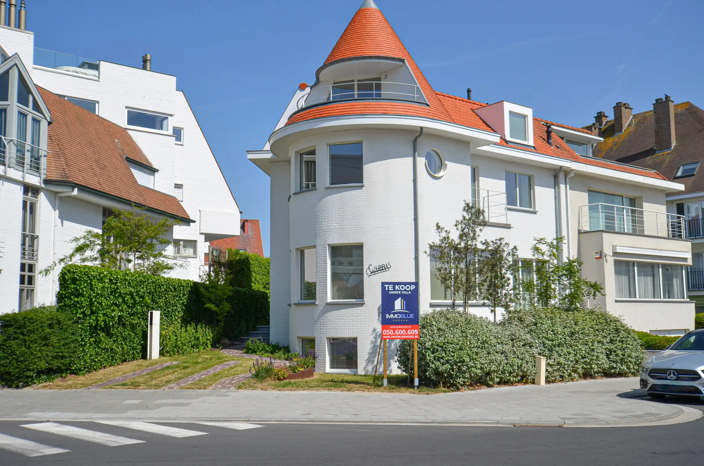 Exclusieve villa: Uitzonderlijk volledig gerenoveerde villa met frontaal zeezicht. foto {{pictureIndex}}