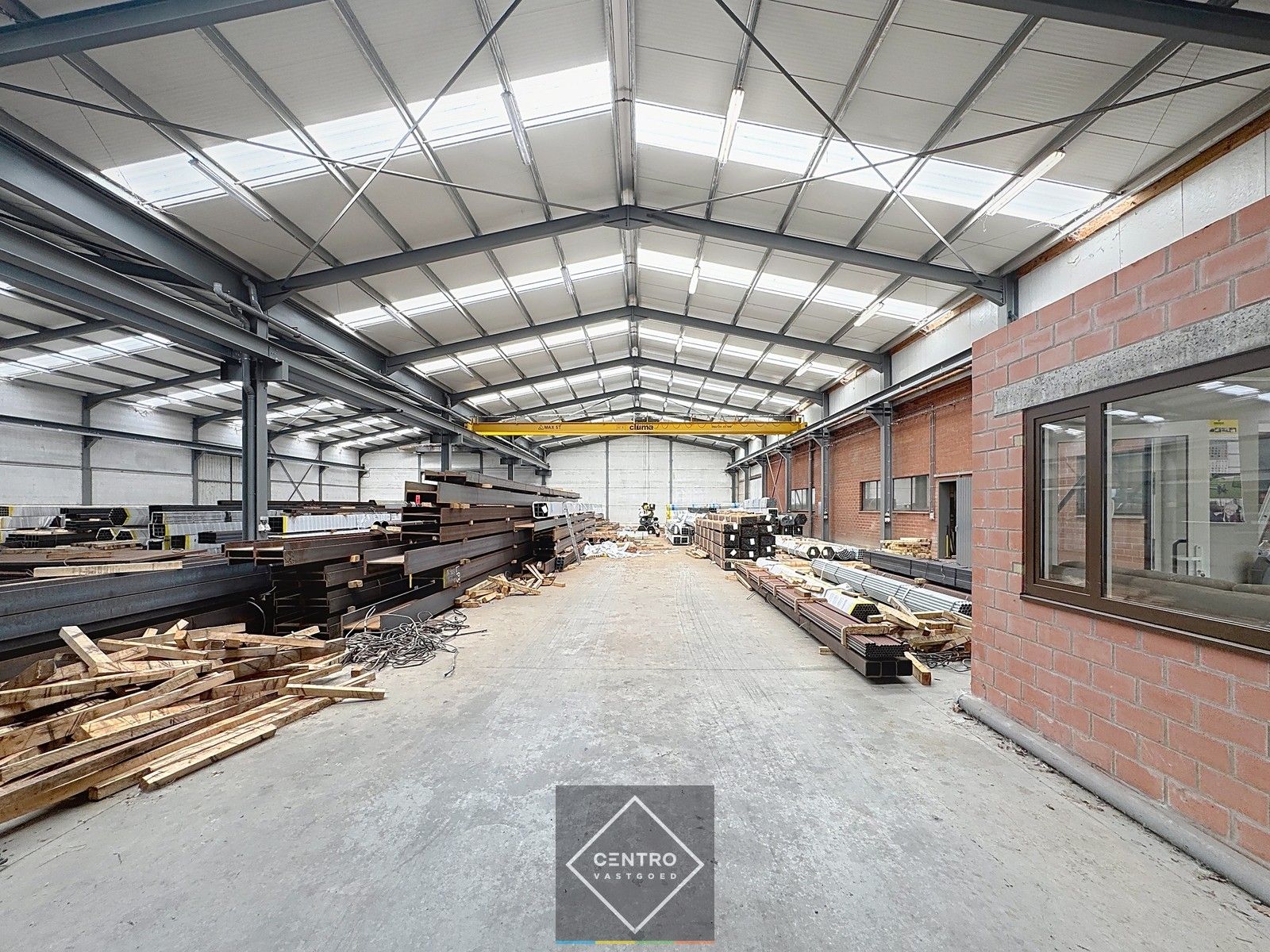 Instapklare MAGAZIJNEN (1.500m²), voorzien van 2 ROLBRUGGEN (5 ton) en geïntegreerde KANTOORRUIMTE met sanitaire voorzieningen. Op ambachtelijke zone te Wingene! foto 3