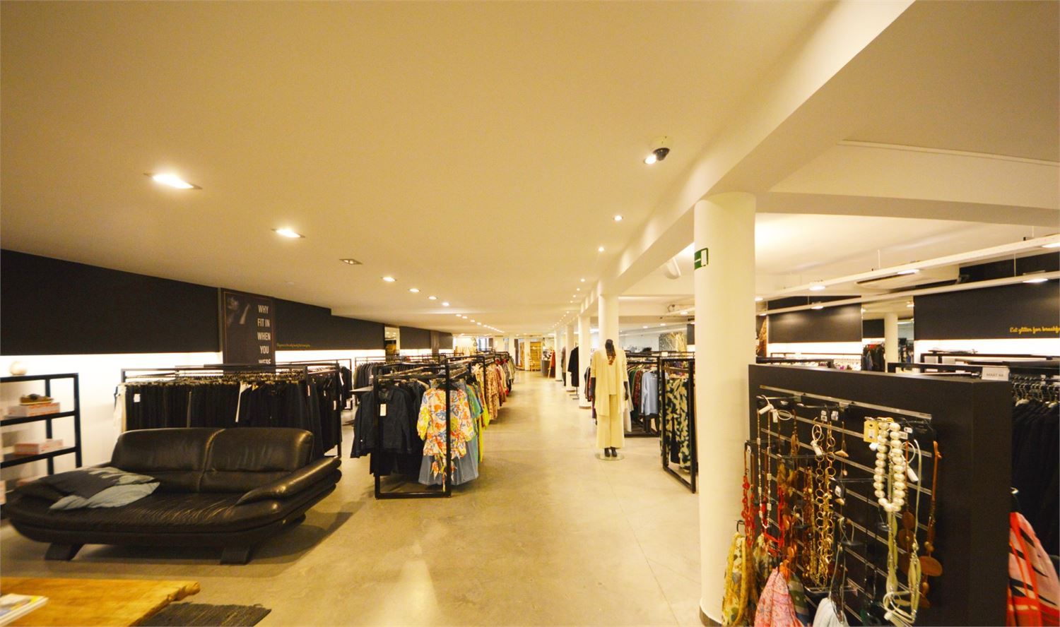 UNIEKE COMMERCIËLE OPP. 630 M2 MET PARKING NAAST ZEEMAN EN MULTIPHARMA foto 13