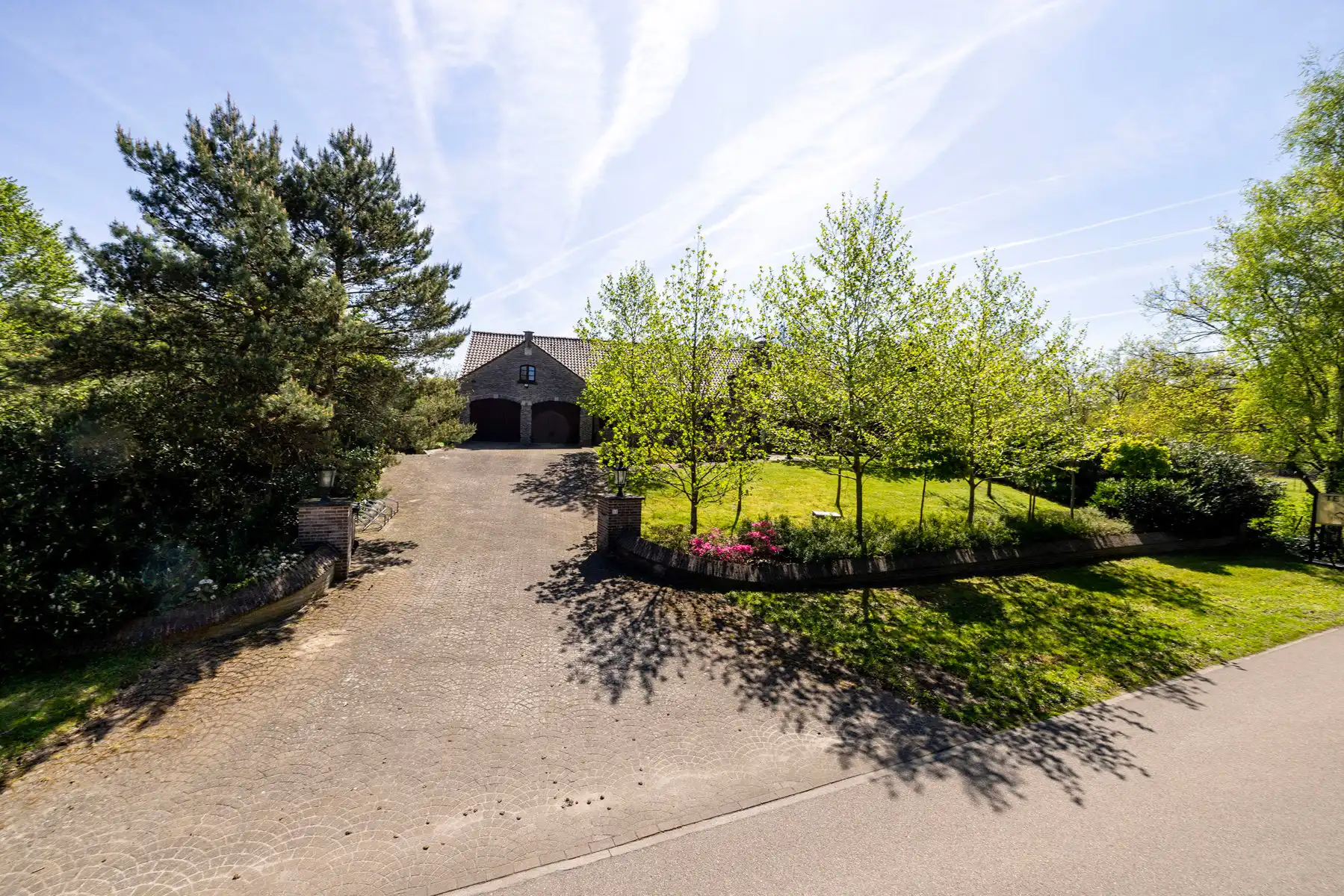 Ruim landhuis op ca. 3010 m² grond met ca. 736 m² bew.opp. foto 49