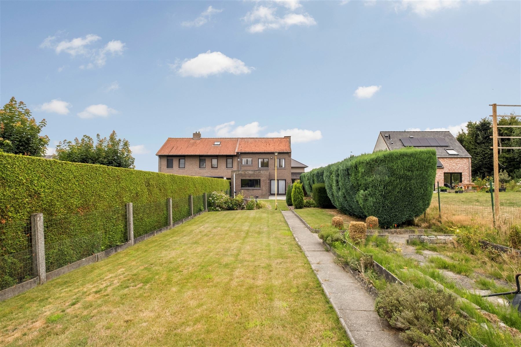 Solide woning met 3 slaapkamers op 584 m² foto 14