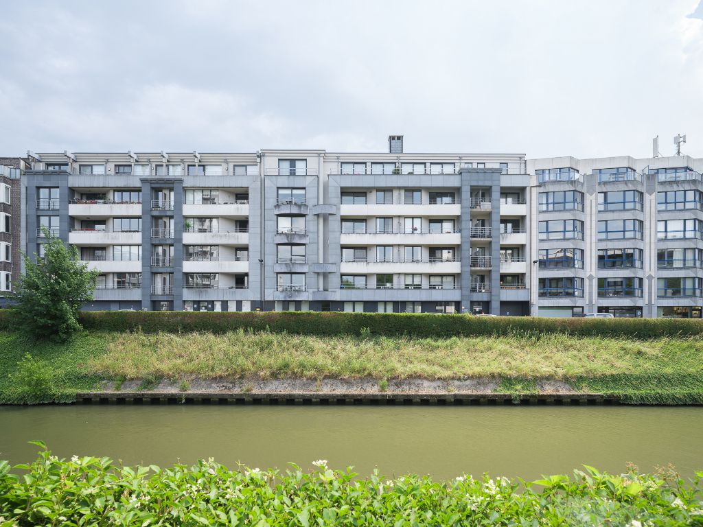 Licht op te frissen appartement met 3 slaapkamers en aangenaam terras met prachtig en open zicht over de Leie. Mogelijkheid tot aankoop autostaanplaats. foto 16