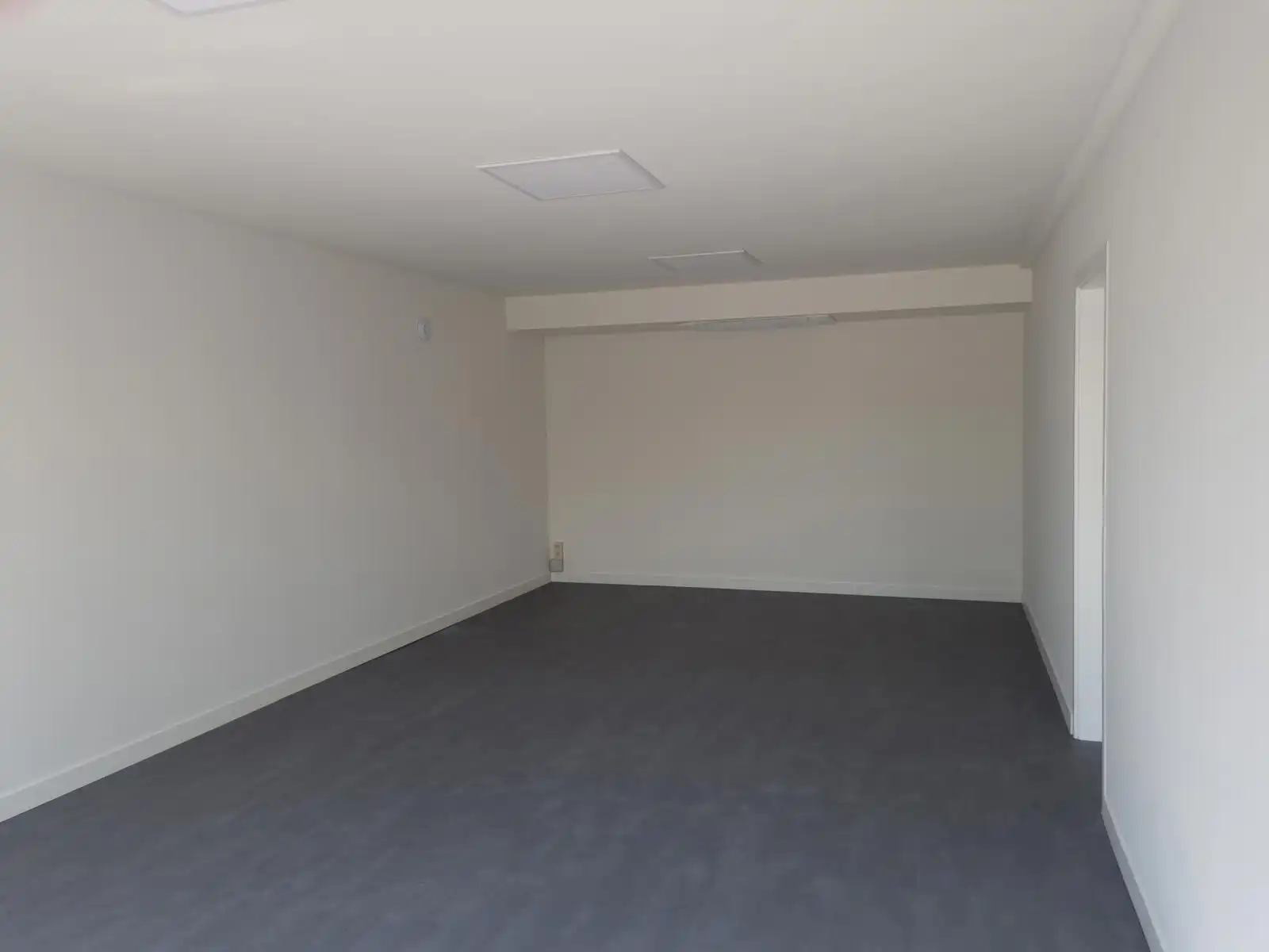 Terbeschikkingstelling van infrastructuur in vernieuwde kantoren met parking, v.a. 21 m², Genk-Noord foto 20