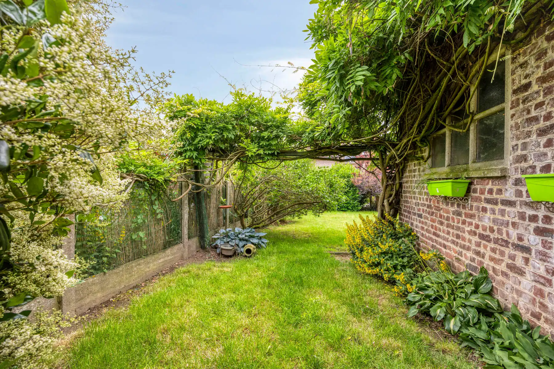Degelijke 3-gevel met drie slaapkamers, tuin en garage foto 21