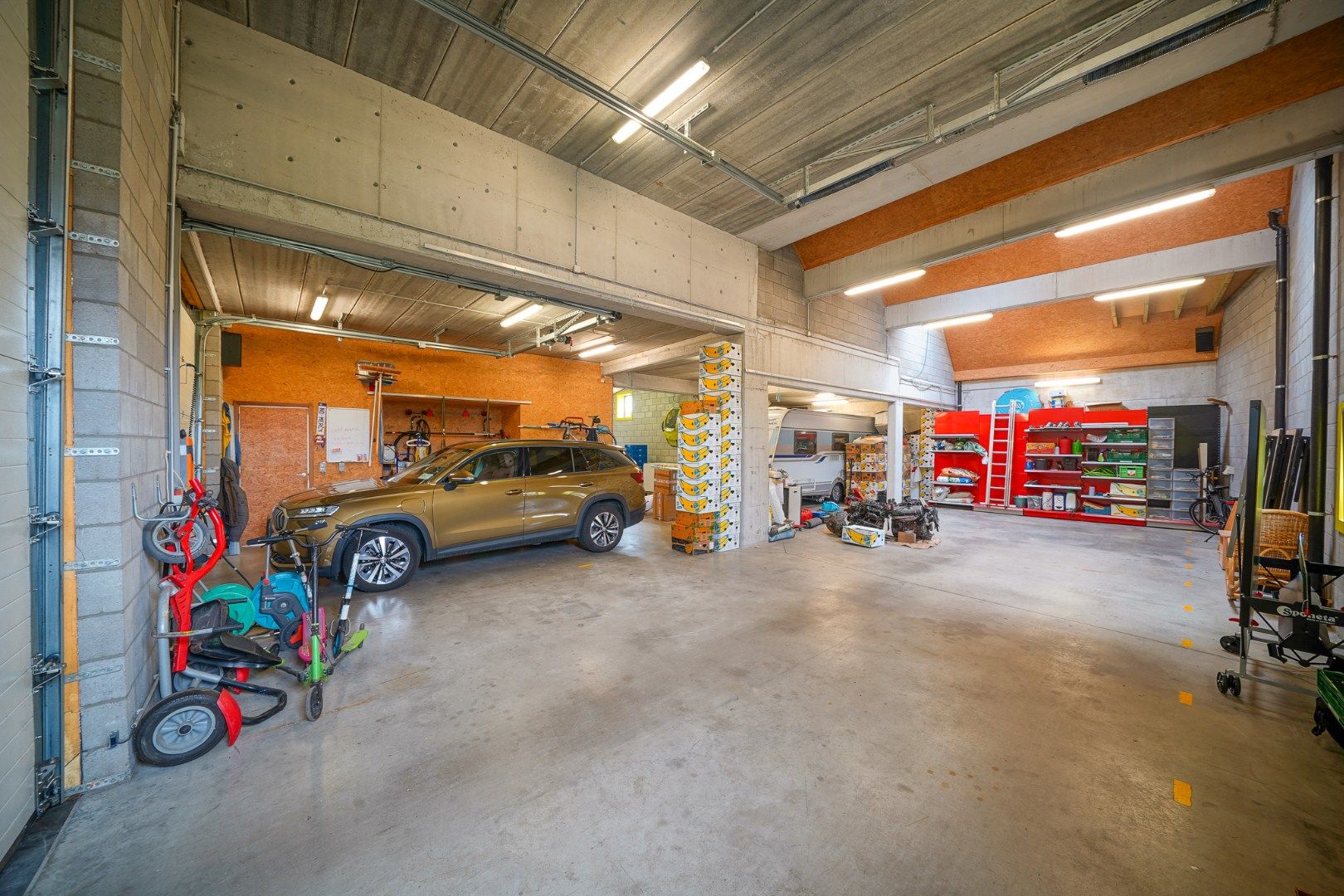 Unieke en recente woning met ruime loods in Oudenburg foto 2