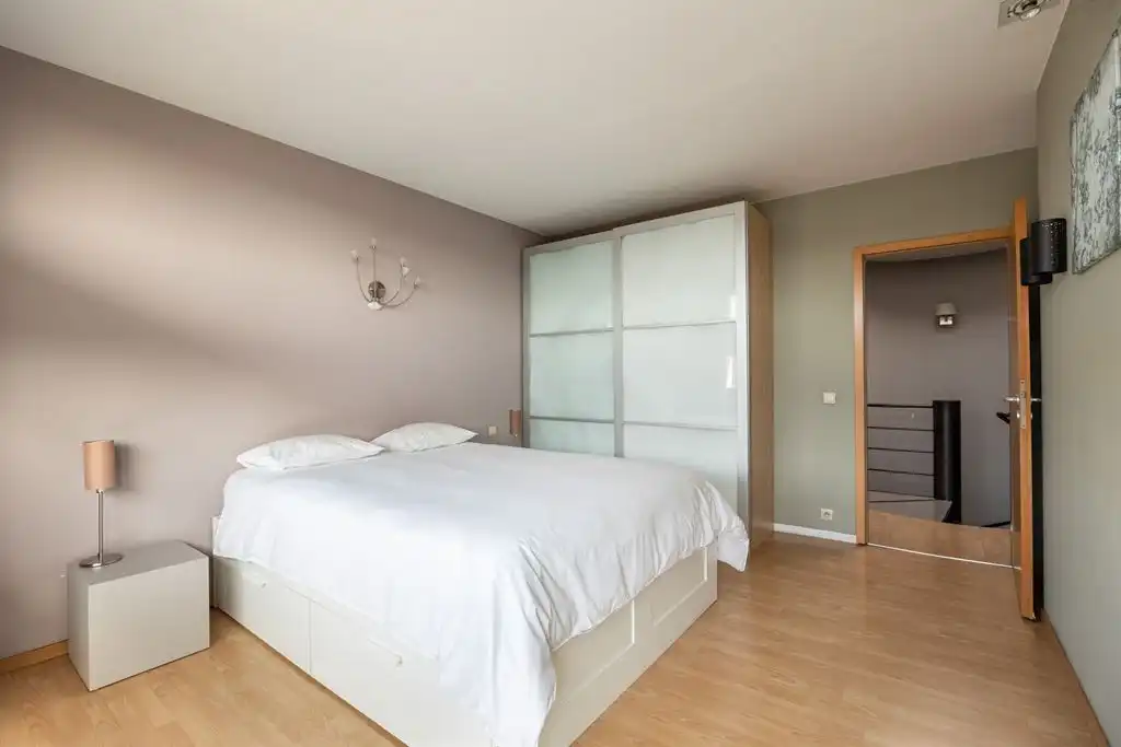 Ruime woning met inpandige garage en tuin foto 13