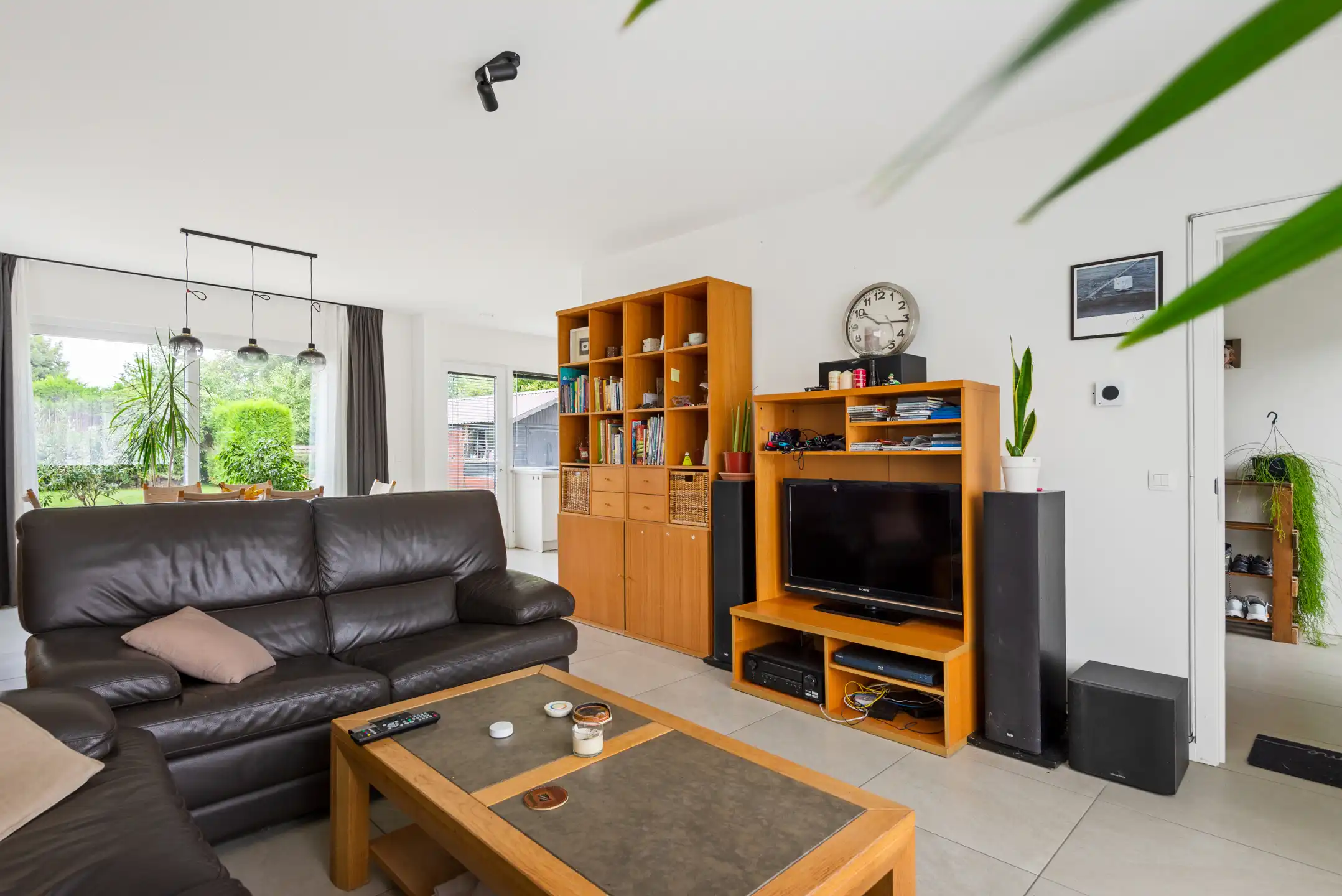 Moderne, instapklare Bungalow met 4 slpk. en 2 badk. en bijgebouw op 12 are 30 ca foto 12