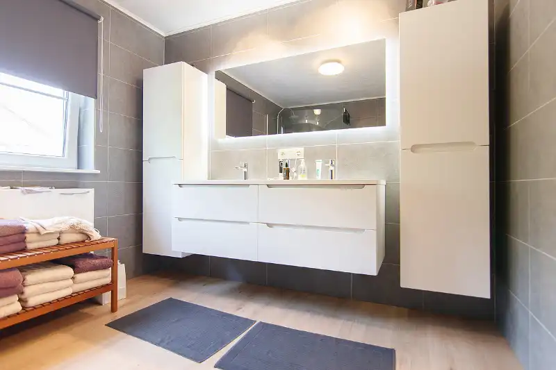 Rustig gelegen, ruime woning op een perceel van 6 aren 65 centiaren. Riante indeling met 4 slaapkamers en een open leefruimte die uitgeeft op de tuin. foto 21