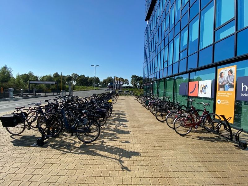 Moderne kantoren in de Blue Towers aan Ghelamco arena foto 18