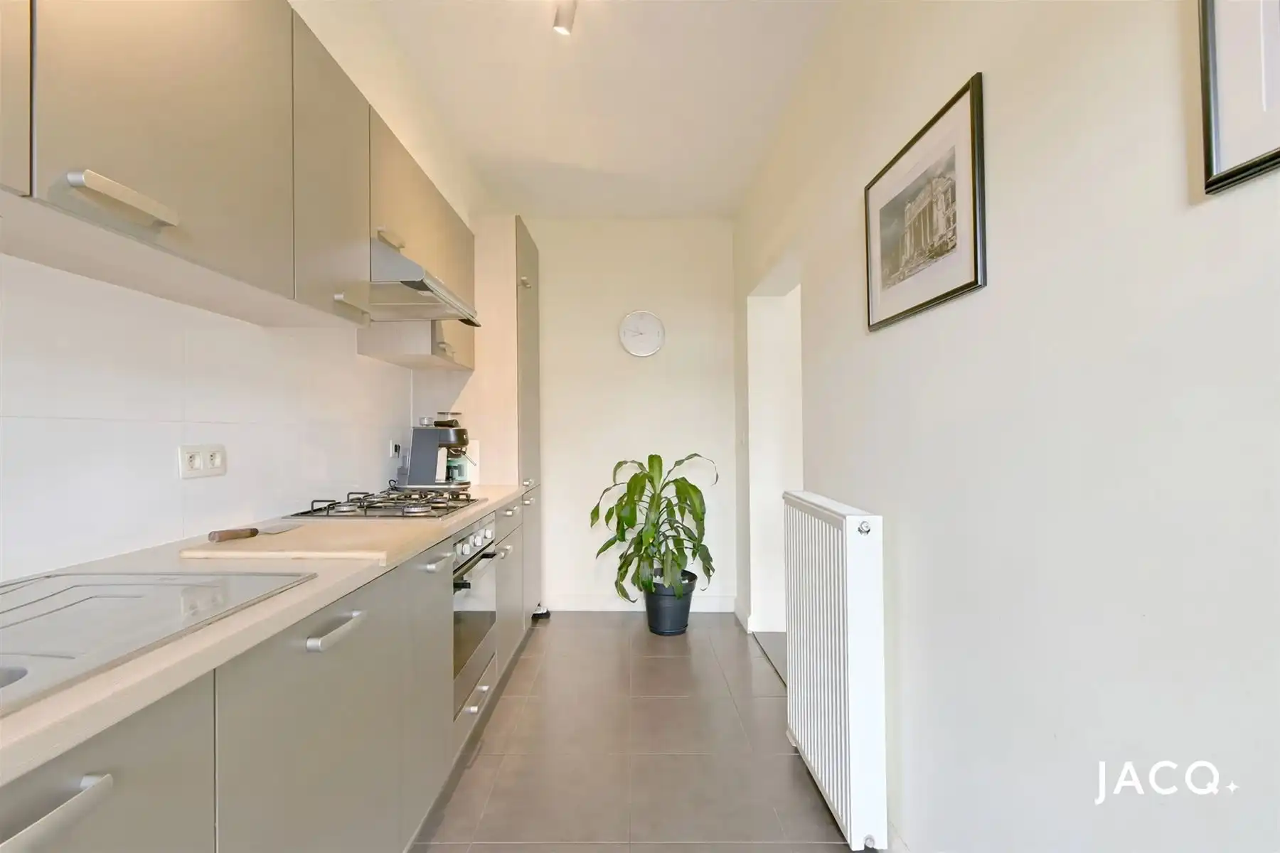 Gerenoveerd appartement met 2 slaapkamers te Merksem! foto 4