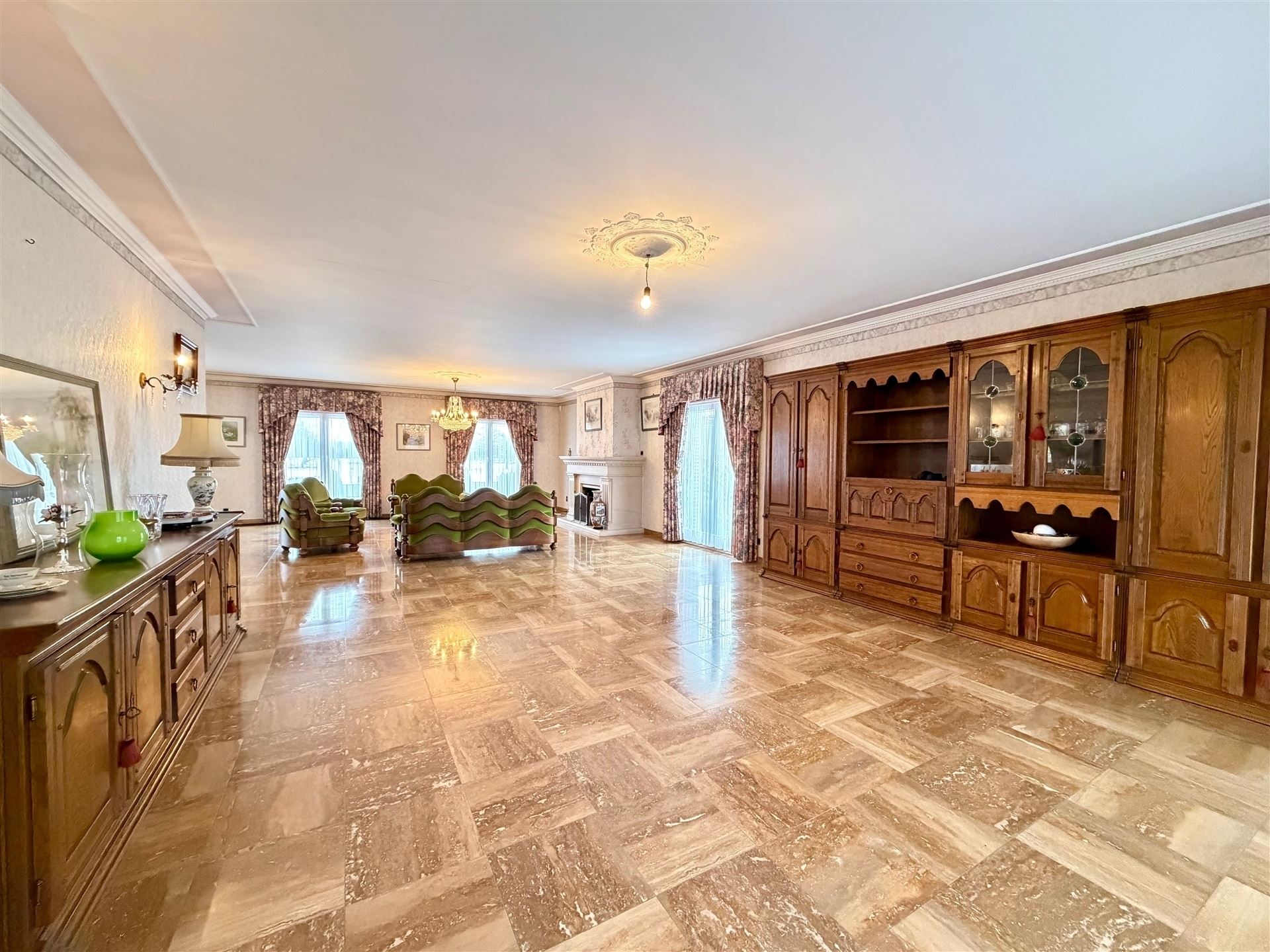 Zeer ruime villa (483 m²) op 16a48ca in Dilsen-Stokkem, goed onderhouden en vol potentieel om te transformeren tot uw hedendaagse droomwoning. foto 10