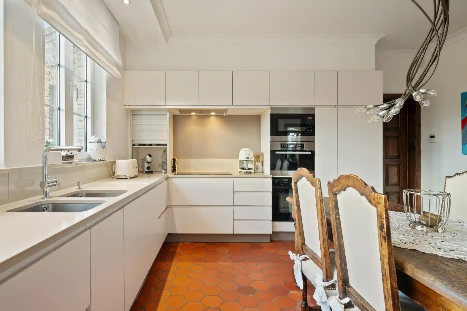 KWALITATIEF AFGEWERKTE VILLA IN RUSTIGE WIJK MET EPC B (172), 4 SLPKS, DUBBELE GARAGE EN 325M² BEW. OPP. foto 14