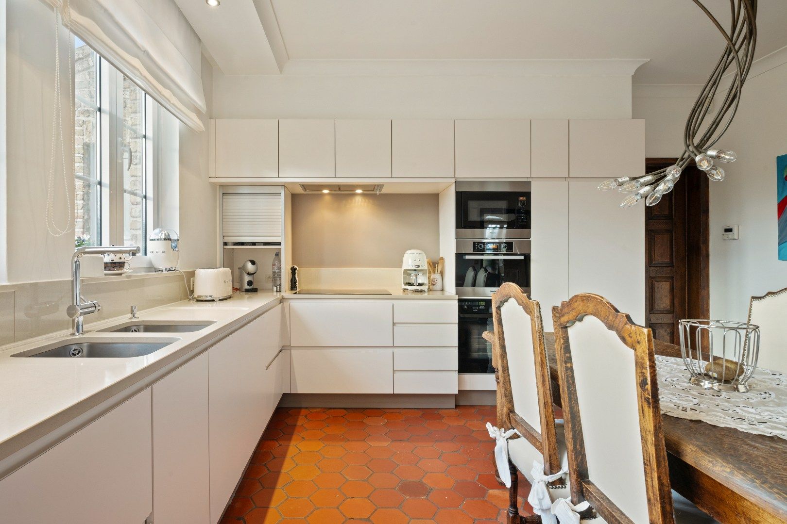 KWALITATIEF AFGEWERKTE VILLA IN RUSTIGE WIJK MET EPC B (172), 4 SLPKS, DUBBELE GARAGE EN 325M² BEW. OPP. foto 14