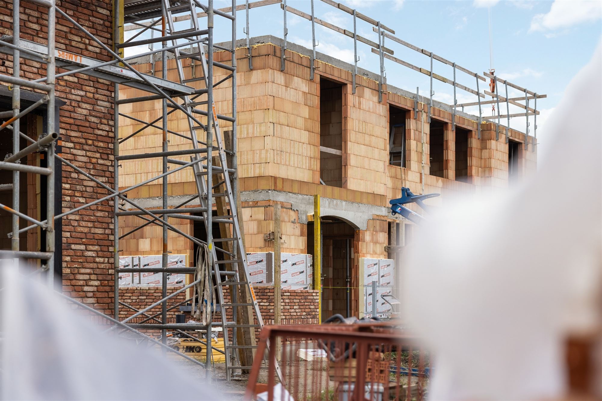NIEUWBOUWWONING MET 3 SLAAPKAMERS EN INPANDIGE GARAGE UITERST CENTRAAL DOCH RUSTIG GELEGEN TE ZONHOVEN foto 2