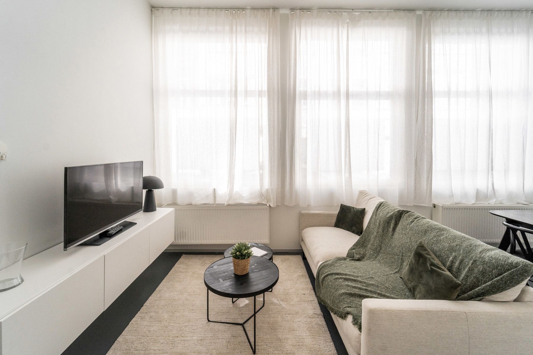 Trendy bemeubeld gelijkvloers appartement met buitenruimte foto 2