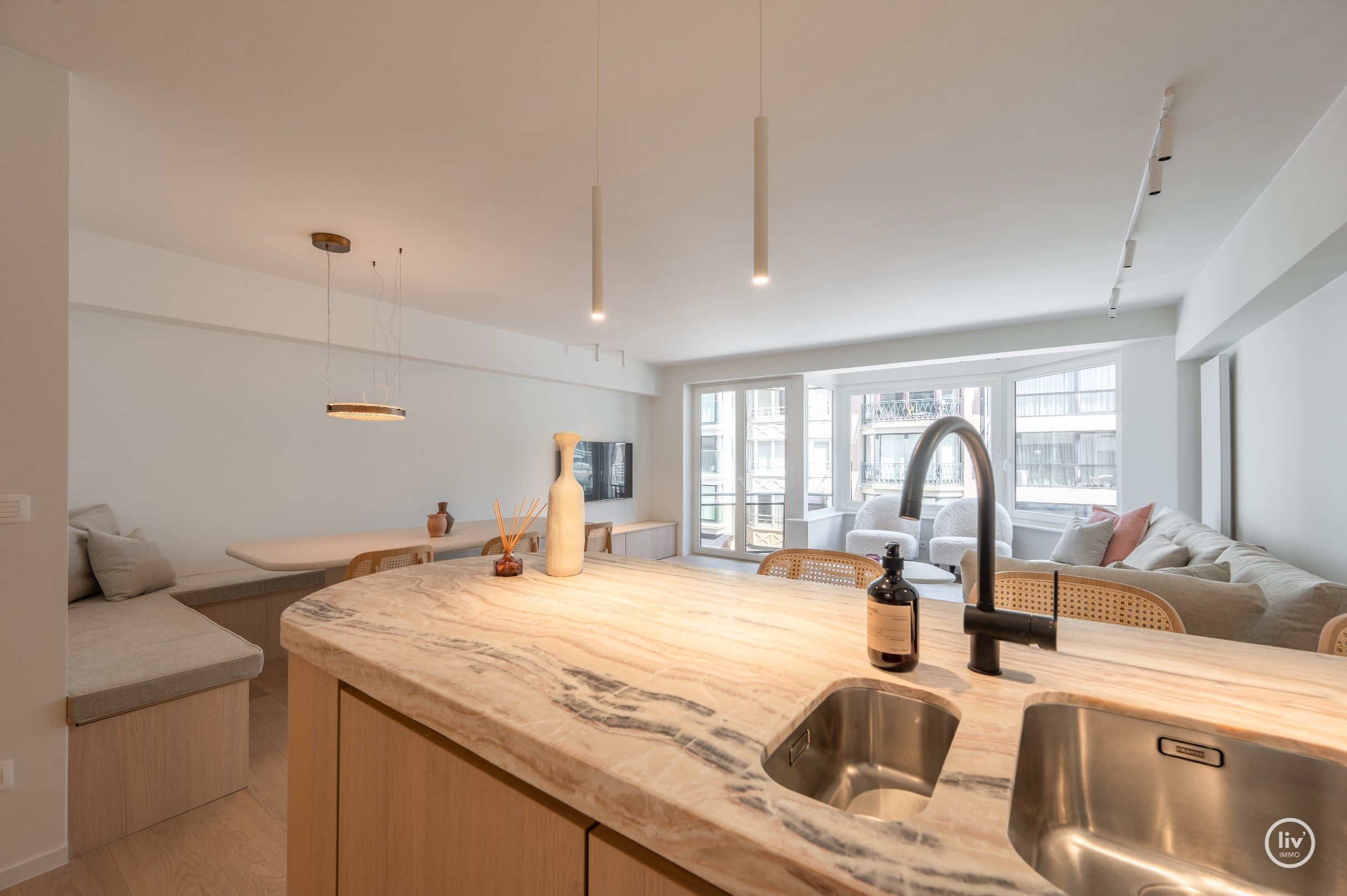 Zeer luxueus gerenoveerd 3 slaapkamerappartement met zijdelings zeezicht ideaal gelegen vlakbij het Rubensplein te Knokke.Zijdelings zeezicht ! foto 6