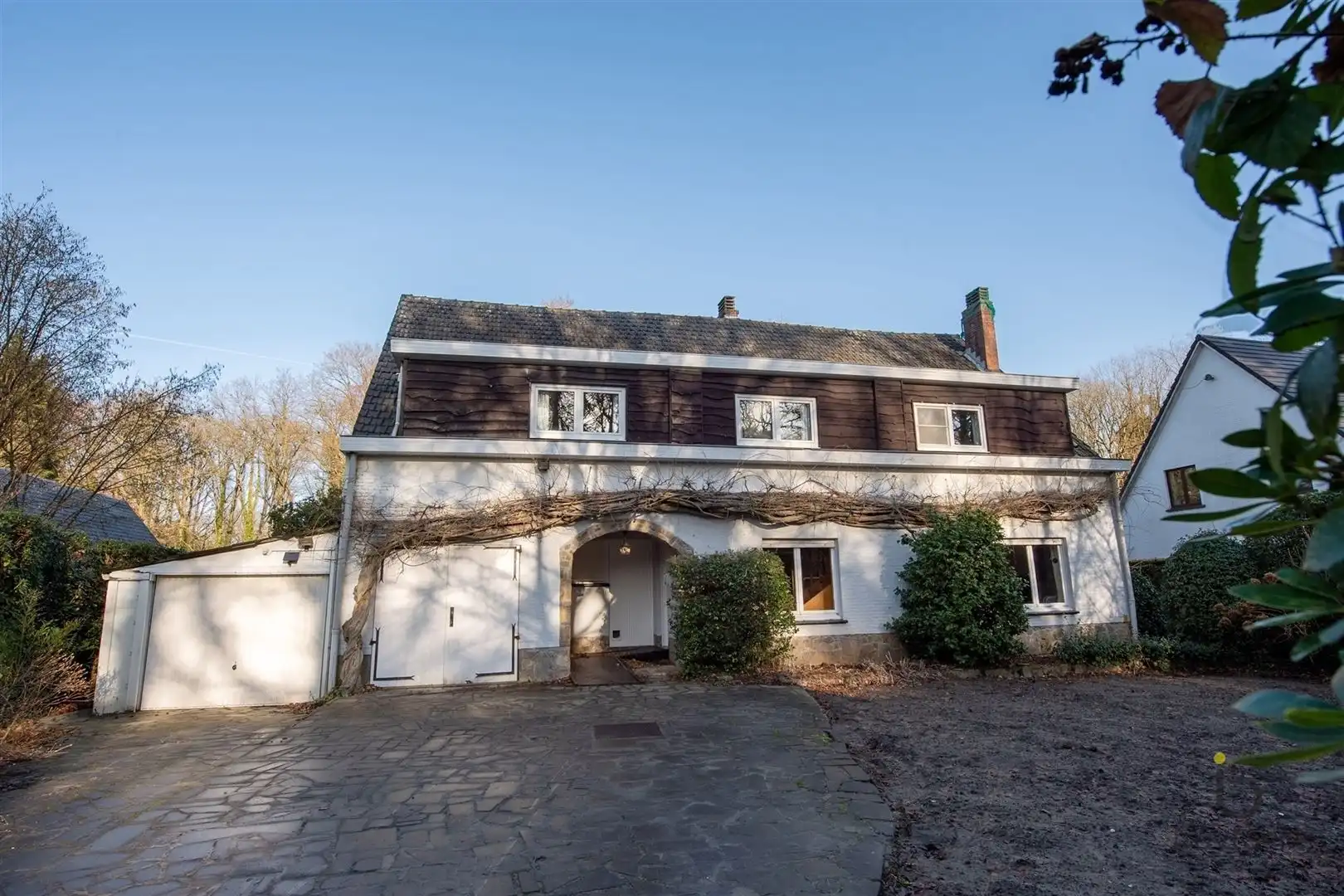 Veel renovatiepotentieel in ruime rustig gelegen familiewoning midden in het groen! foto 2