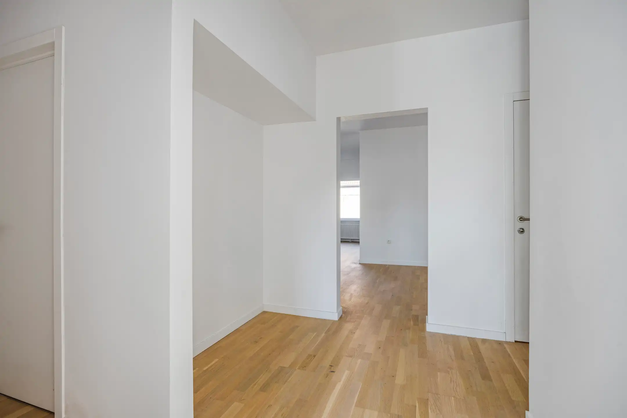 Gelijkvloerse, gerenoveerde kantoorruimte met aparte bureaus foto 4