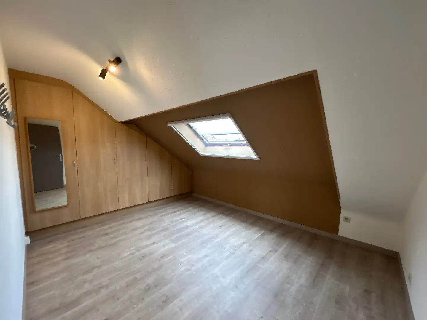 Ruim en lichtrijk dakappartement in Wespelaar centrum foto 12