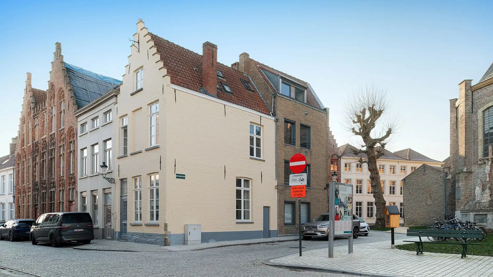 Hoofdfoto van de publicatie: Charmante woning aan het Sint-Annaplein te Brugge