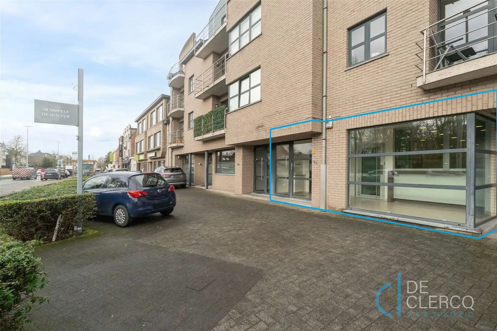 Tijdloos kantoor te koop aan parking in centrum Lochristi!  foto {{pictureIndex}}