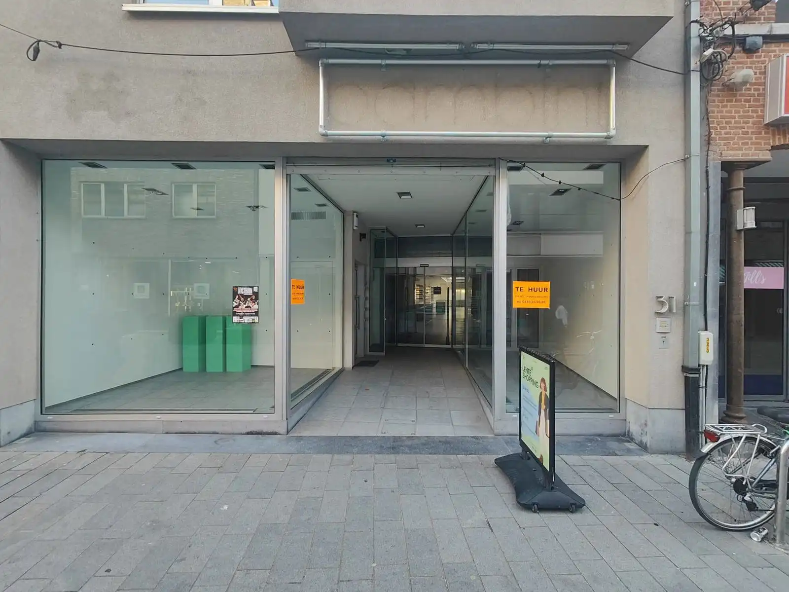 Titel: Commercieel gelijkvloers op toplocatie in het hart van Beveren foto {{pictureIndex}}