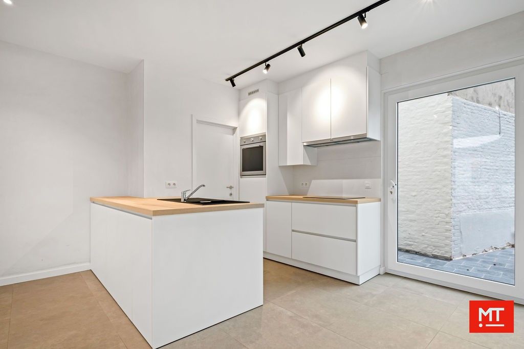 Instapklare halfopen woning met 3 slaapkamers, tuin en uitweg in de dorpskern van Ledegem foto 4