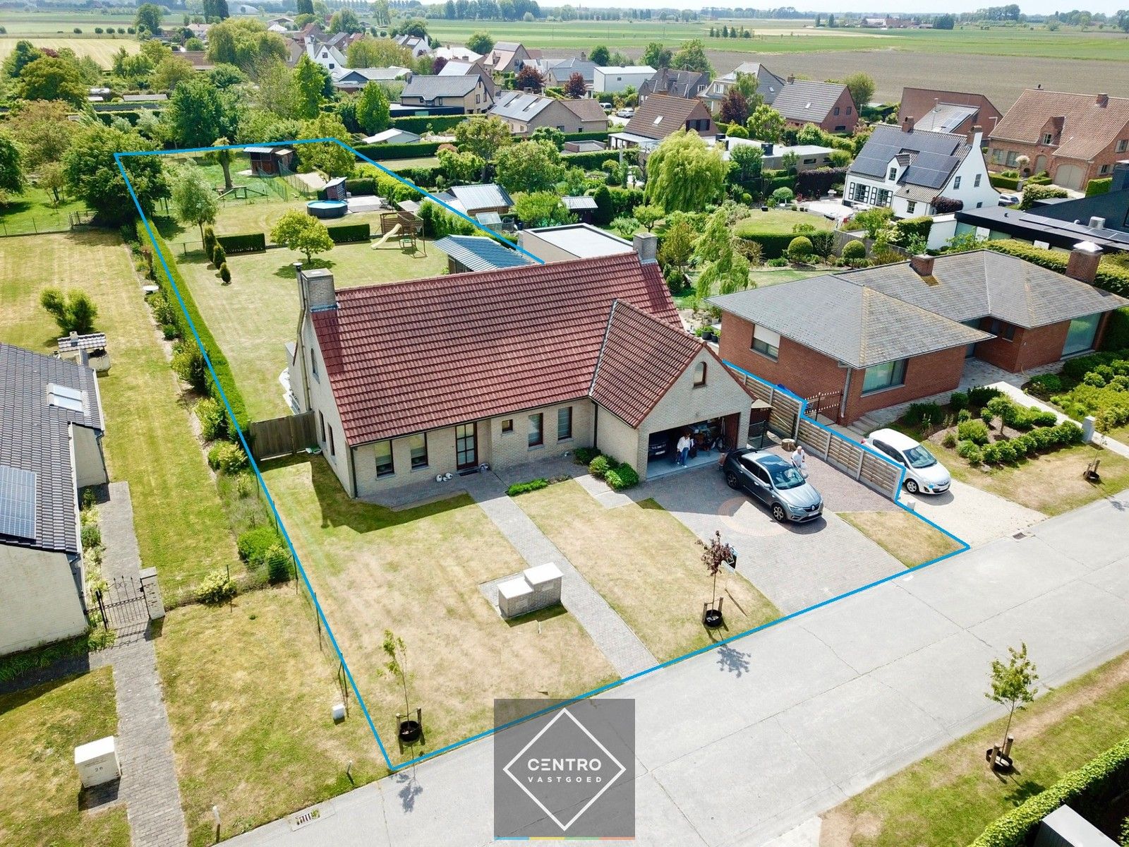 Instapklare VILLA met 5 slpkms, dubbele garage en een ruime aangelegd tuin met terrassen en bijgebouwen in een rustige omgeving te Zuienkerke! foto {{pictureIndex}}