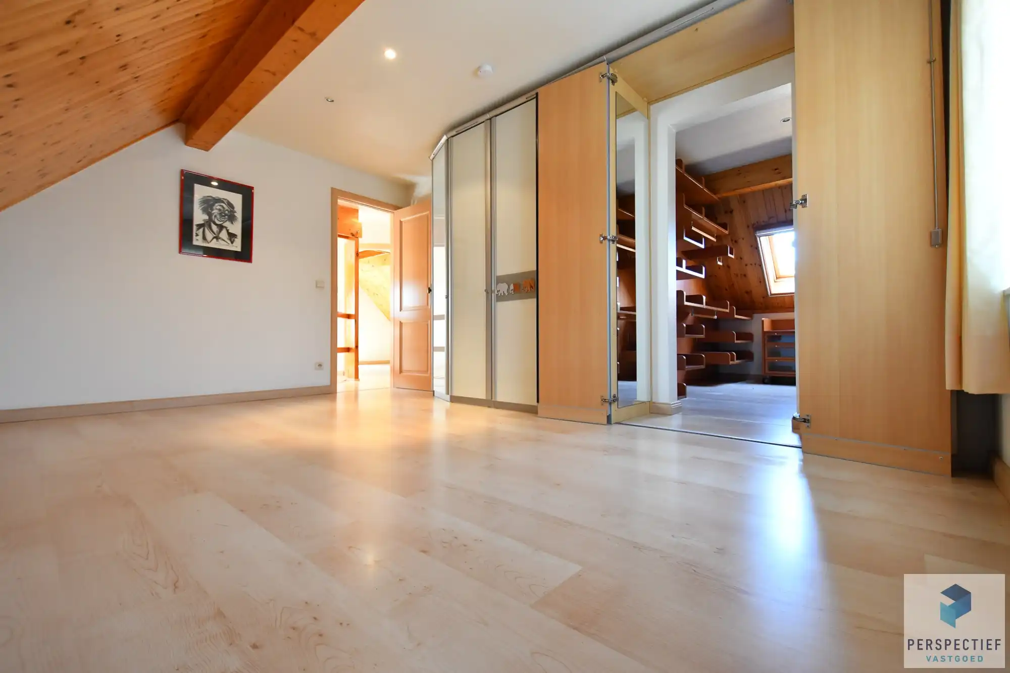 Unieke villa met dubbele garage en opslagplaats/ loods in rustige omgeving foto 16