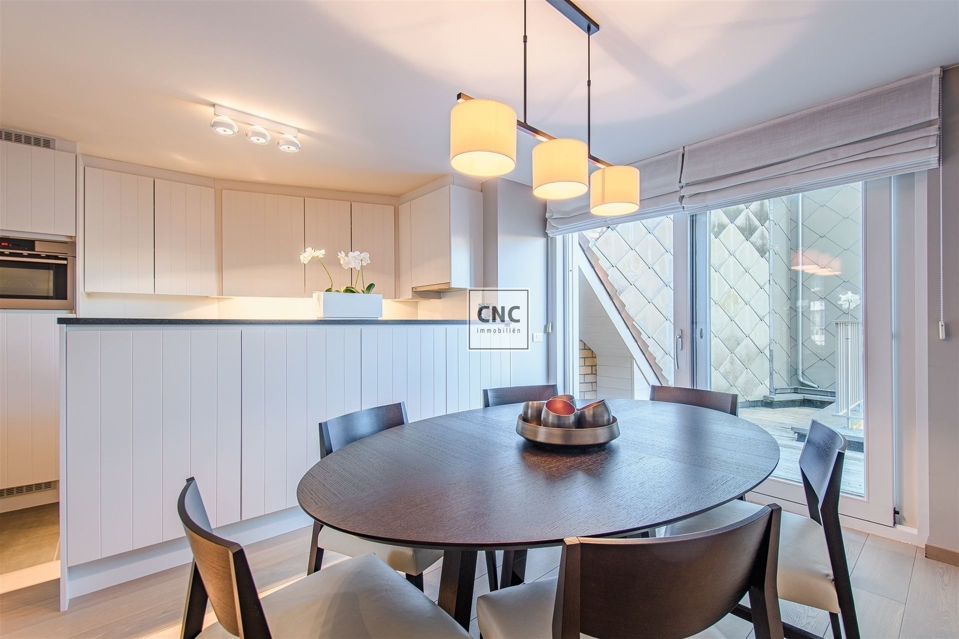 Prachtig afgewerkt en lichtrijk duplex-appartement in het hart van Knokke, gelegen aan de zonnekant van de Zoutelaan, vlakbij de Lippenslaan. foto 4