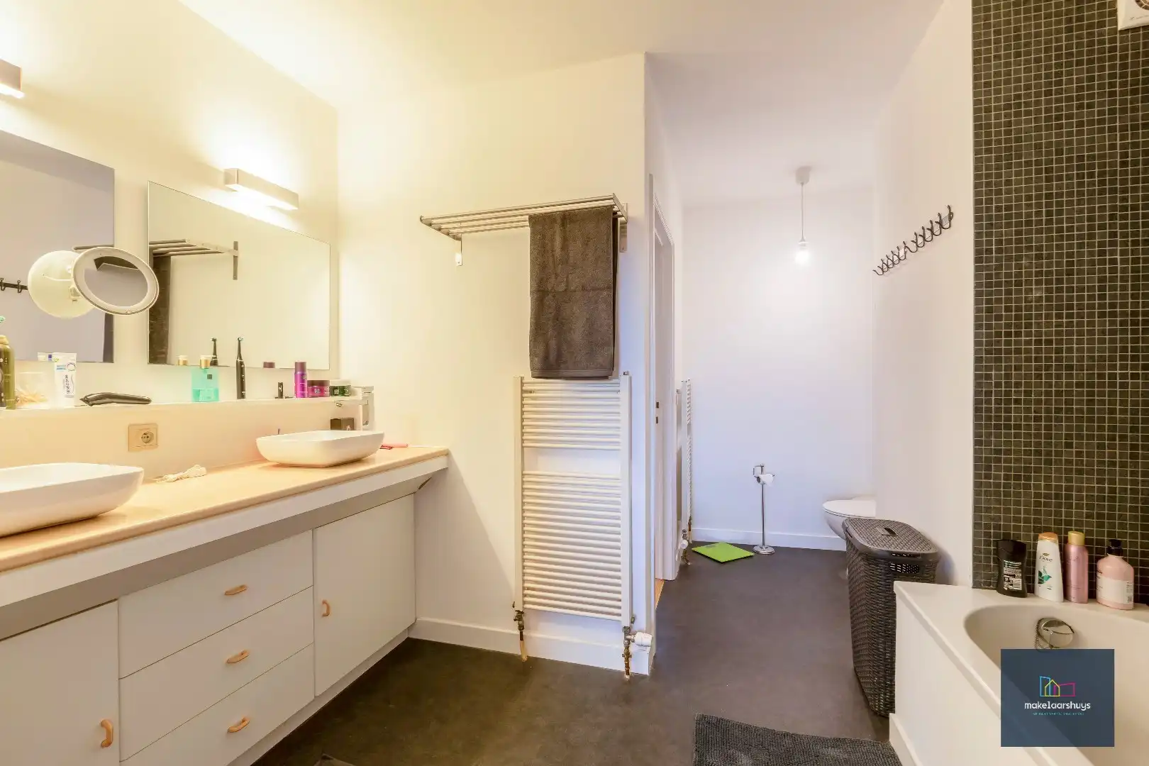 Heel ruime Instapklare woning in rij  met zonneterras en 2 staanplaatsen foto 21