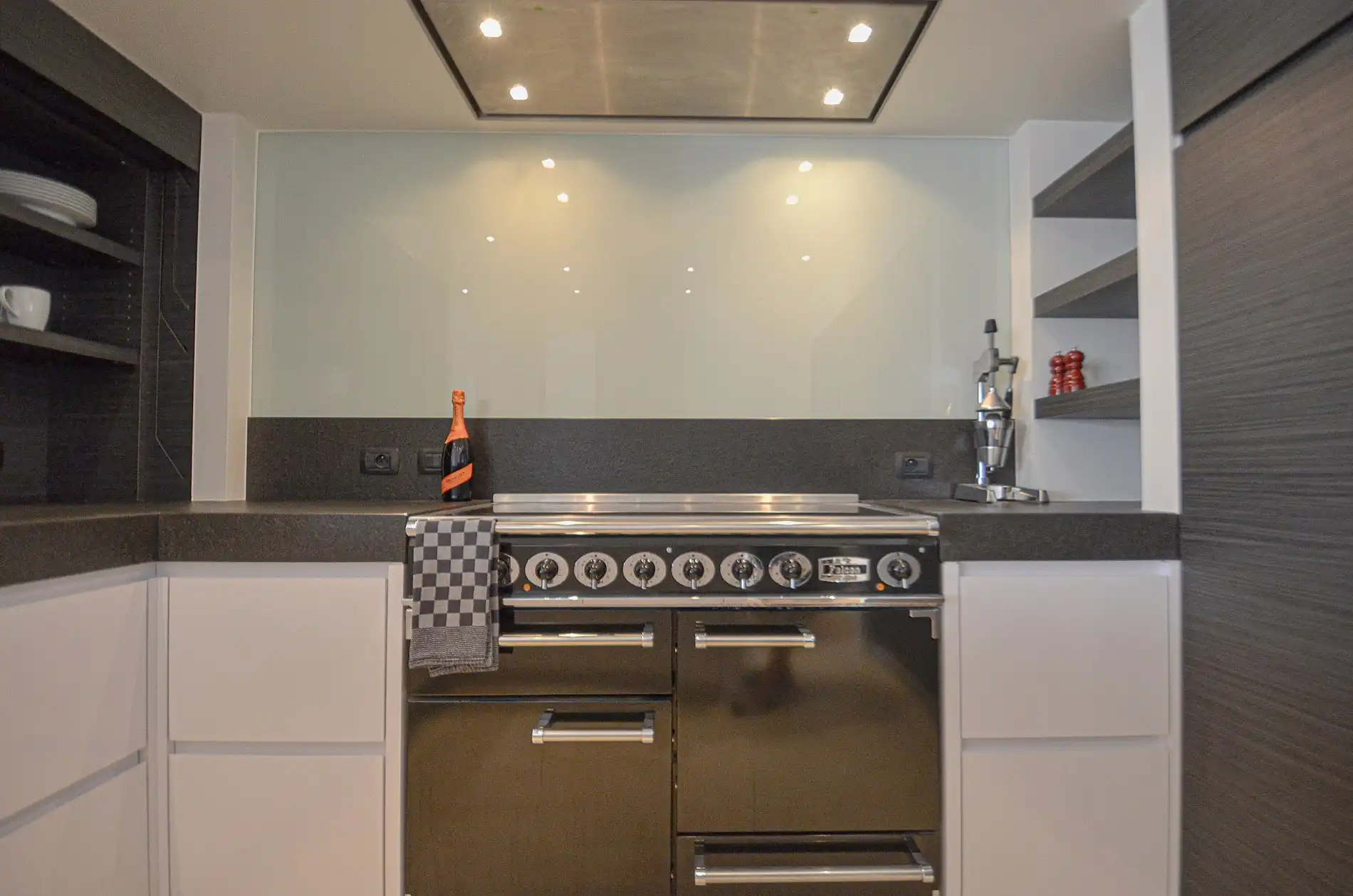 Topaanbieding – Uitzonderlijk ruim appartement gelegen in een stijlvolle residentie. foto 19