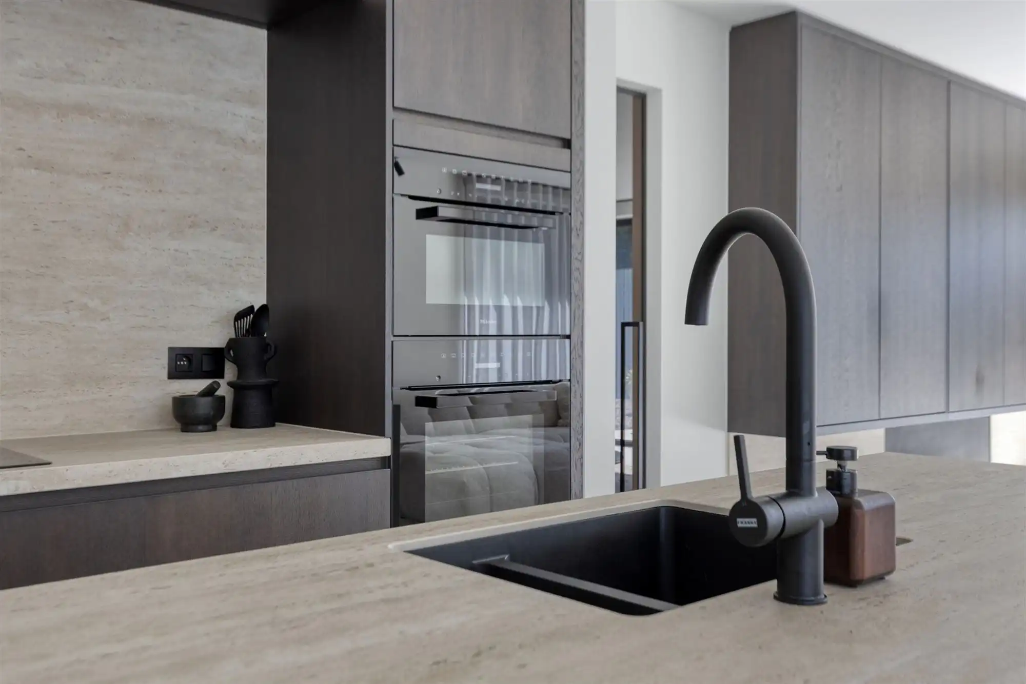 Luxueus gelijkvloers appartement met tuin, garage en oprit foto 9